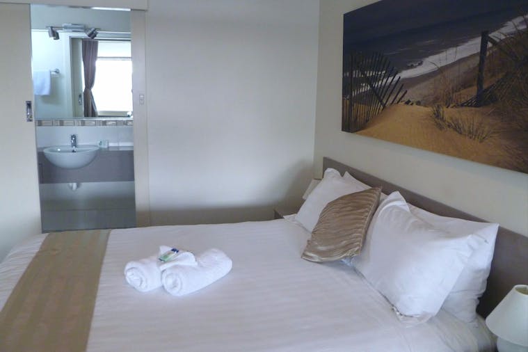 DELUXE TWIN ROOM 06