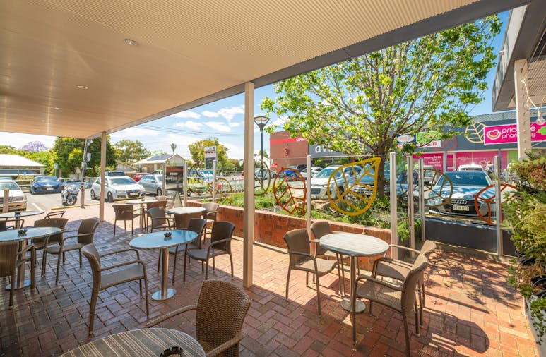 Avenues Tavern
