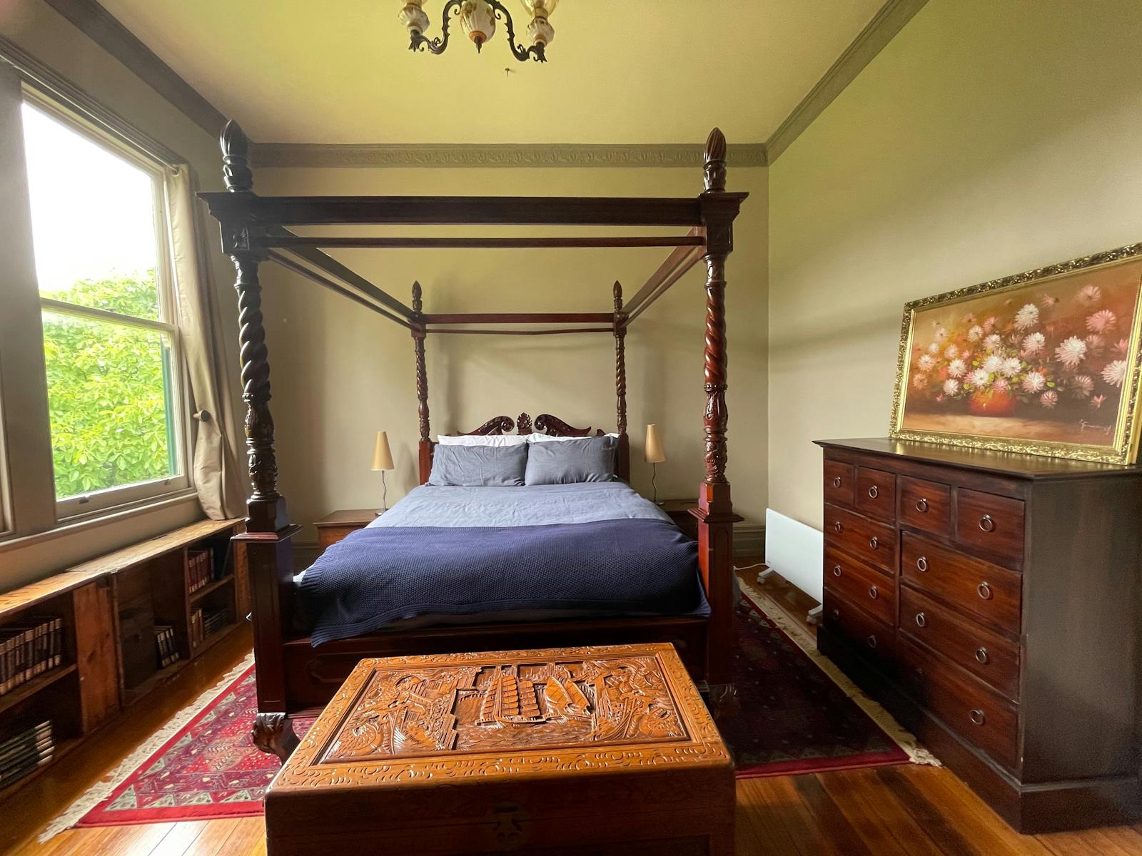 Four poster  Queen bed