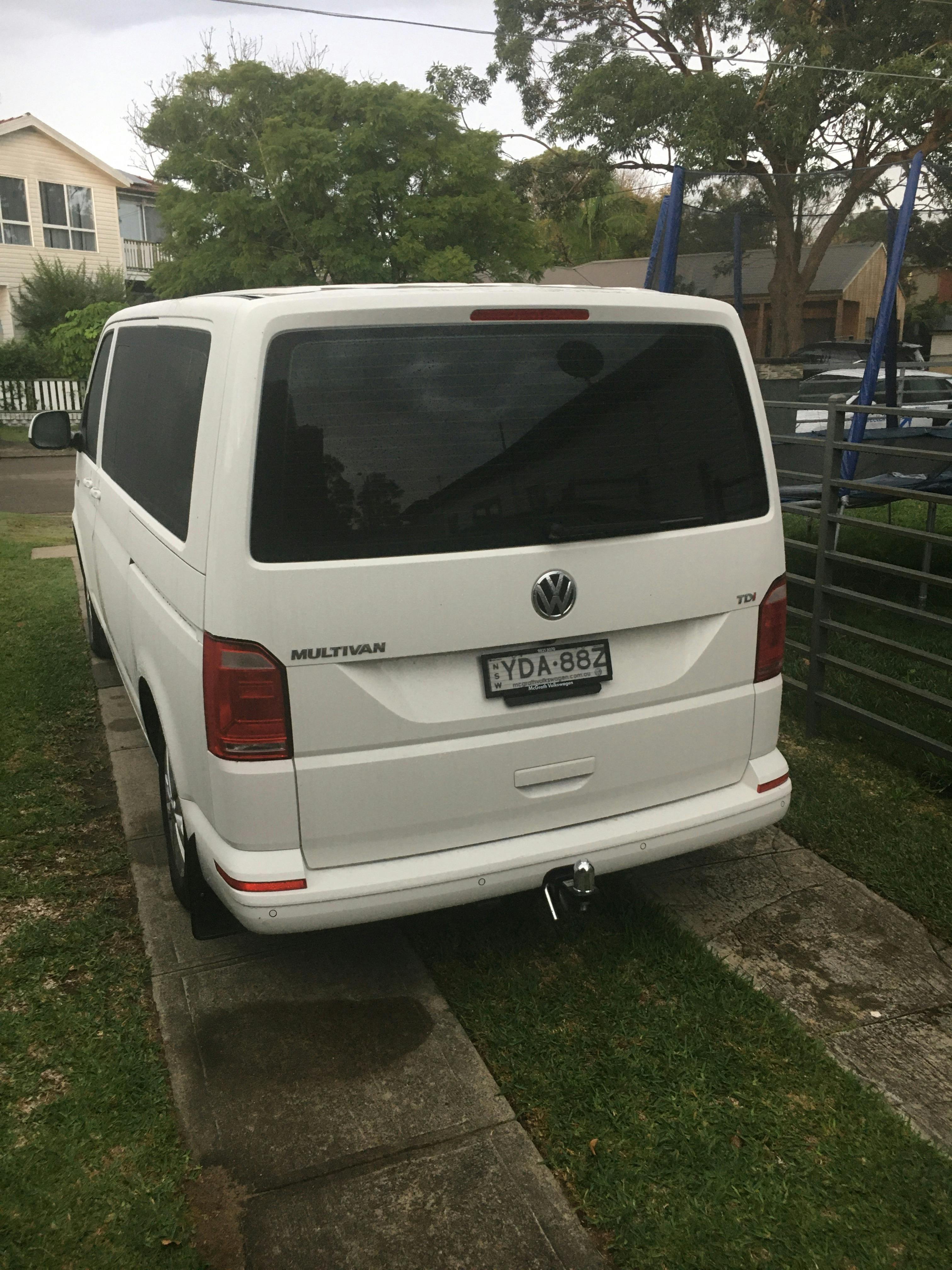 広々とした7人乗りには、ツアーや送迎に最適な大人サイズの後部座席が5つあります。