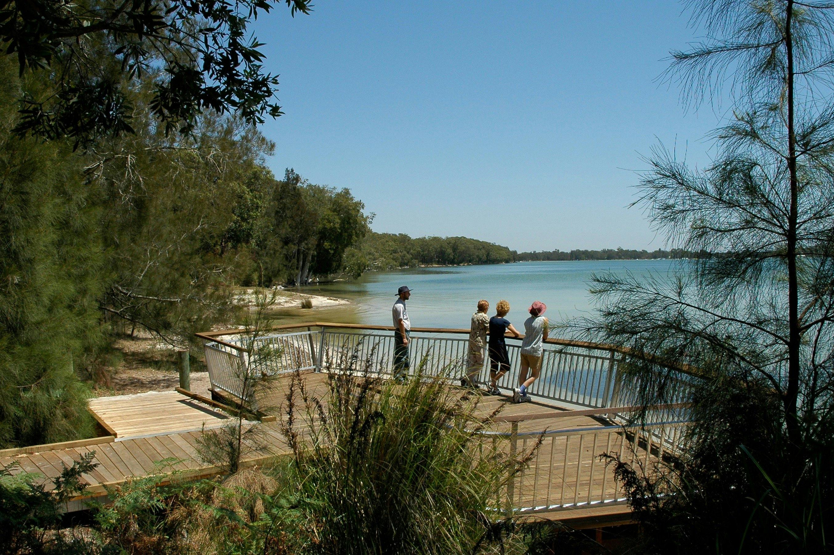 ビューイングデッキを見渡すグループ