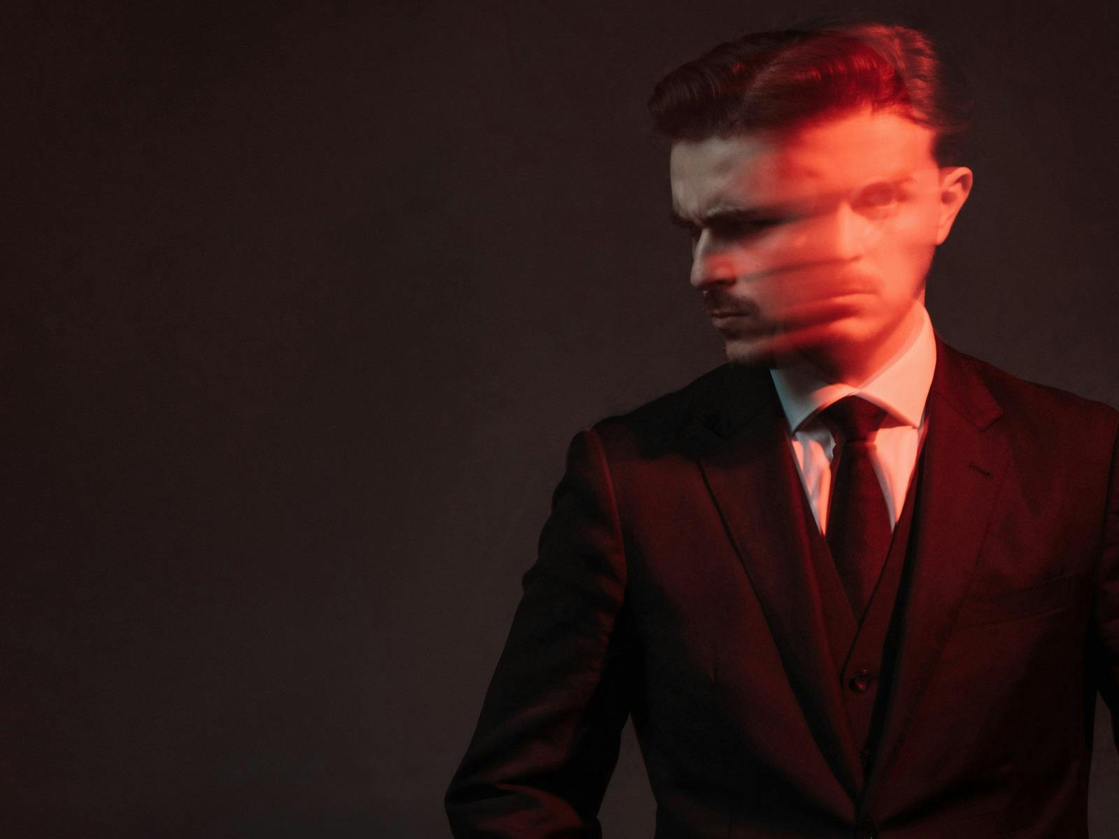 Magician Sydney Cameron Leo - The Undercover Magician