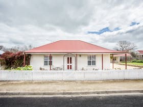 New kitchen, new carpet and freshly painted.