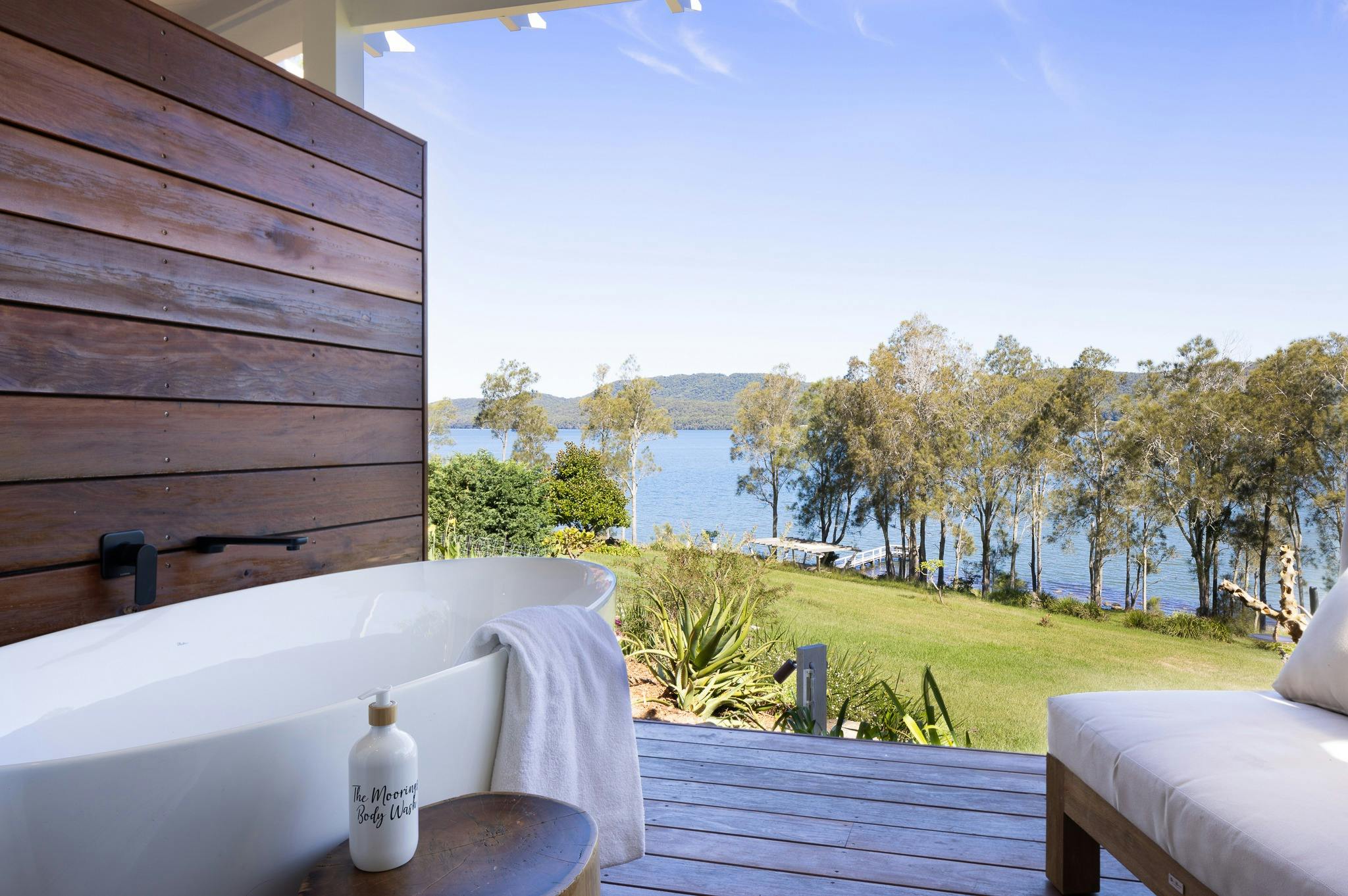 야외 욕조가 있는 호숫가 빌라에서 제공되는 완벽한 사치