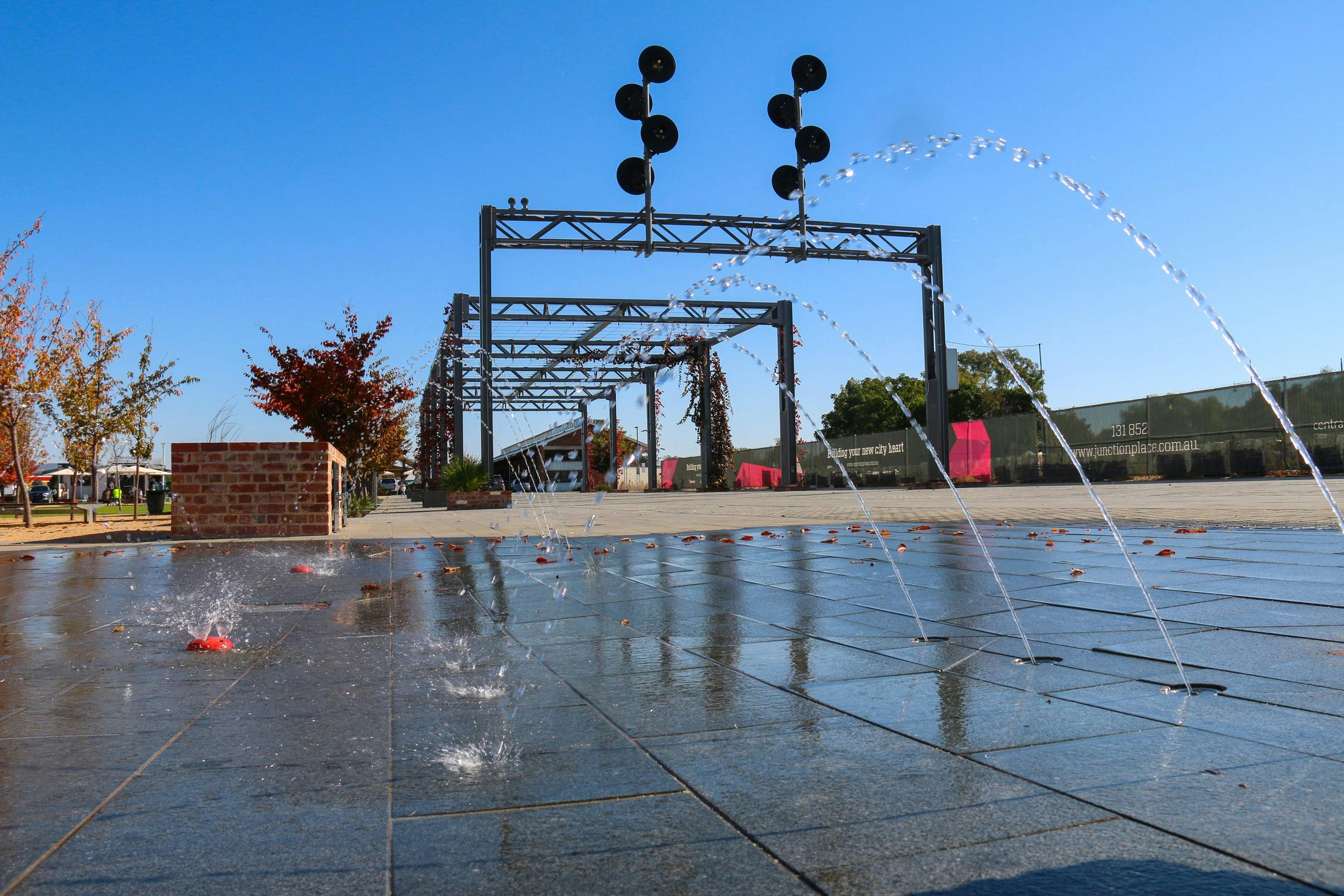 ポッドに向かっているジャンクションスクエア噴水