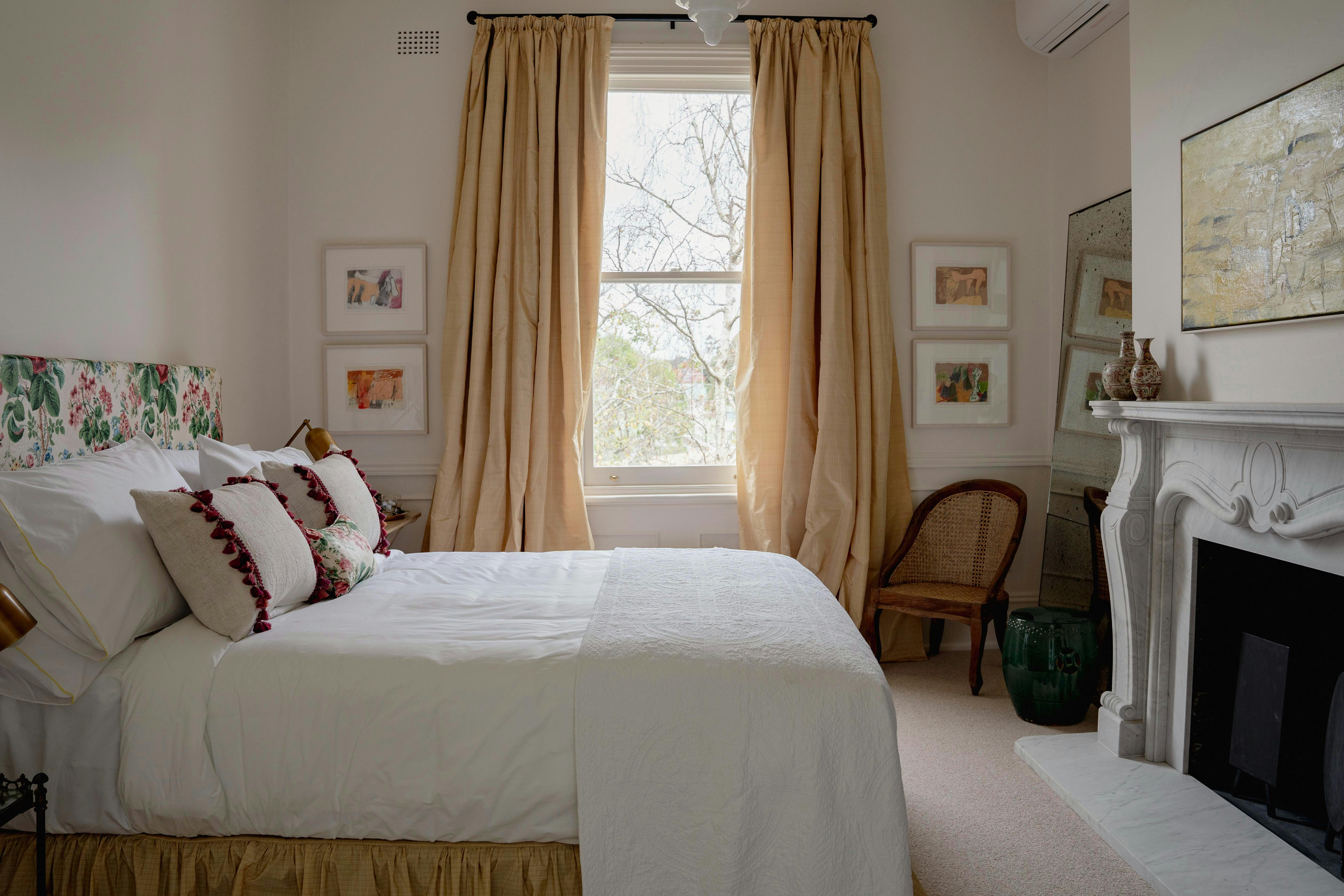 정원 전망과 대리석 욕실을 갖춘 가든 스위트룸입니다.