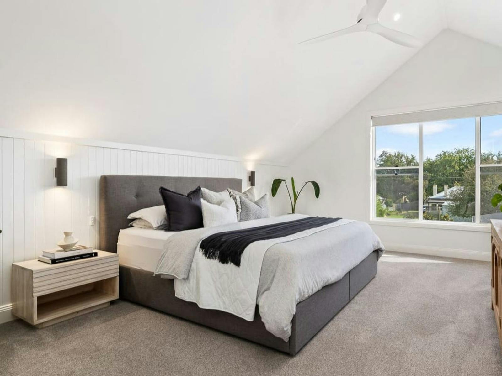 King bed with ensuite and WIR