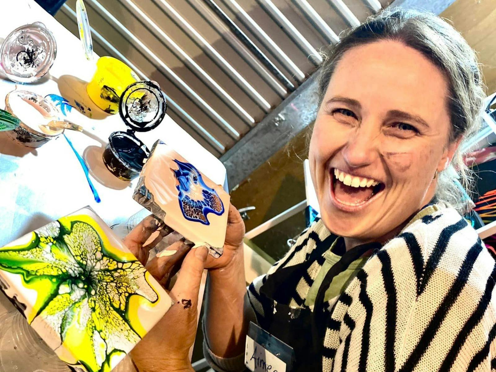 Flüssige Magie: Einführung in den Workshop zum Farbgießen