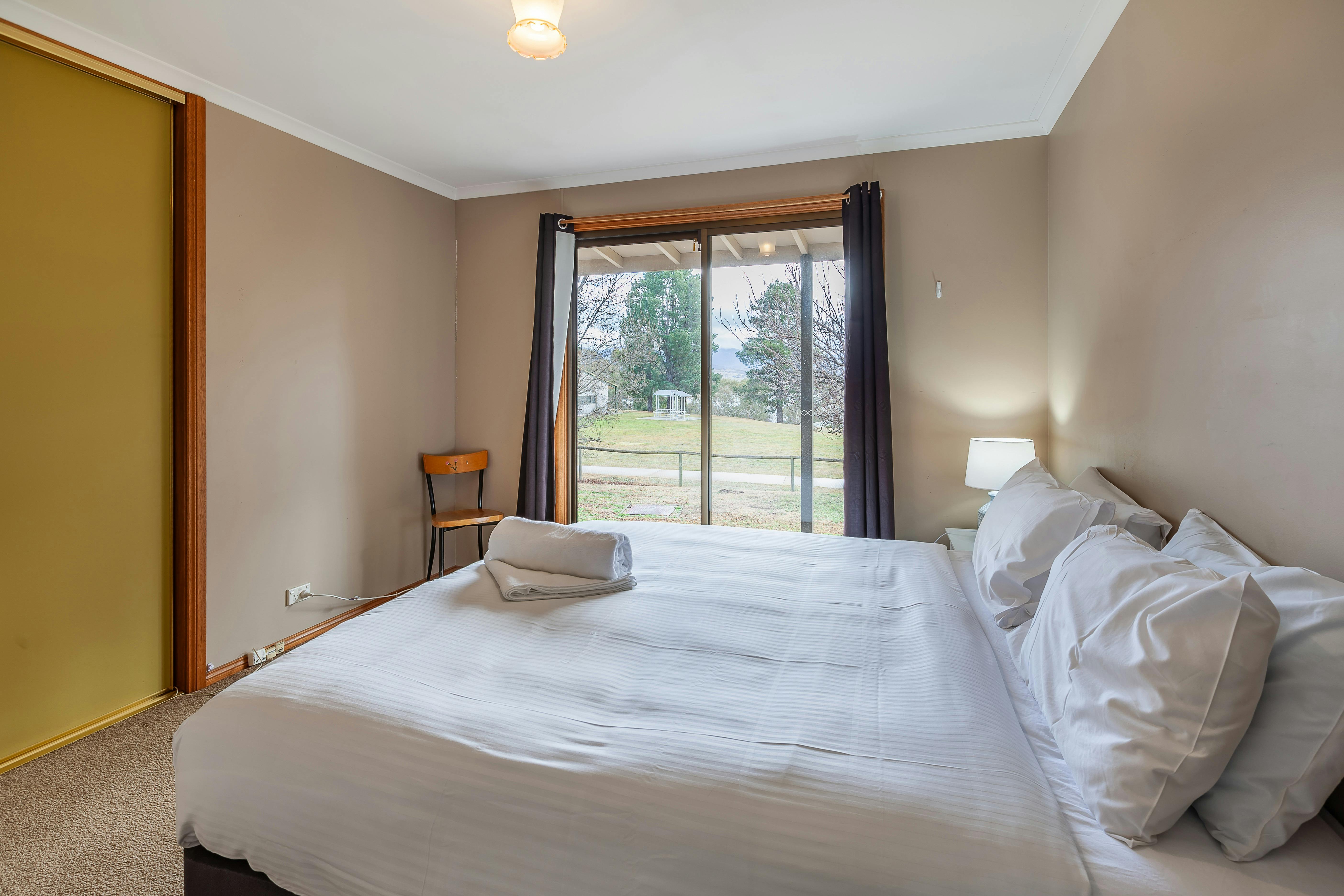 queen bed in cottage