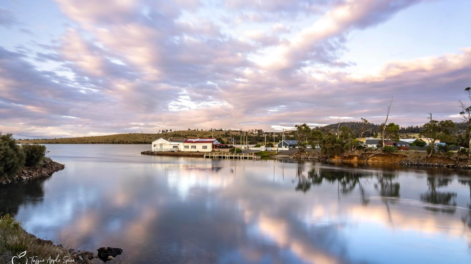 Located right on the waterfront of Dunalley Bay and Denison Canal