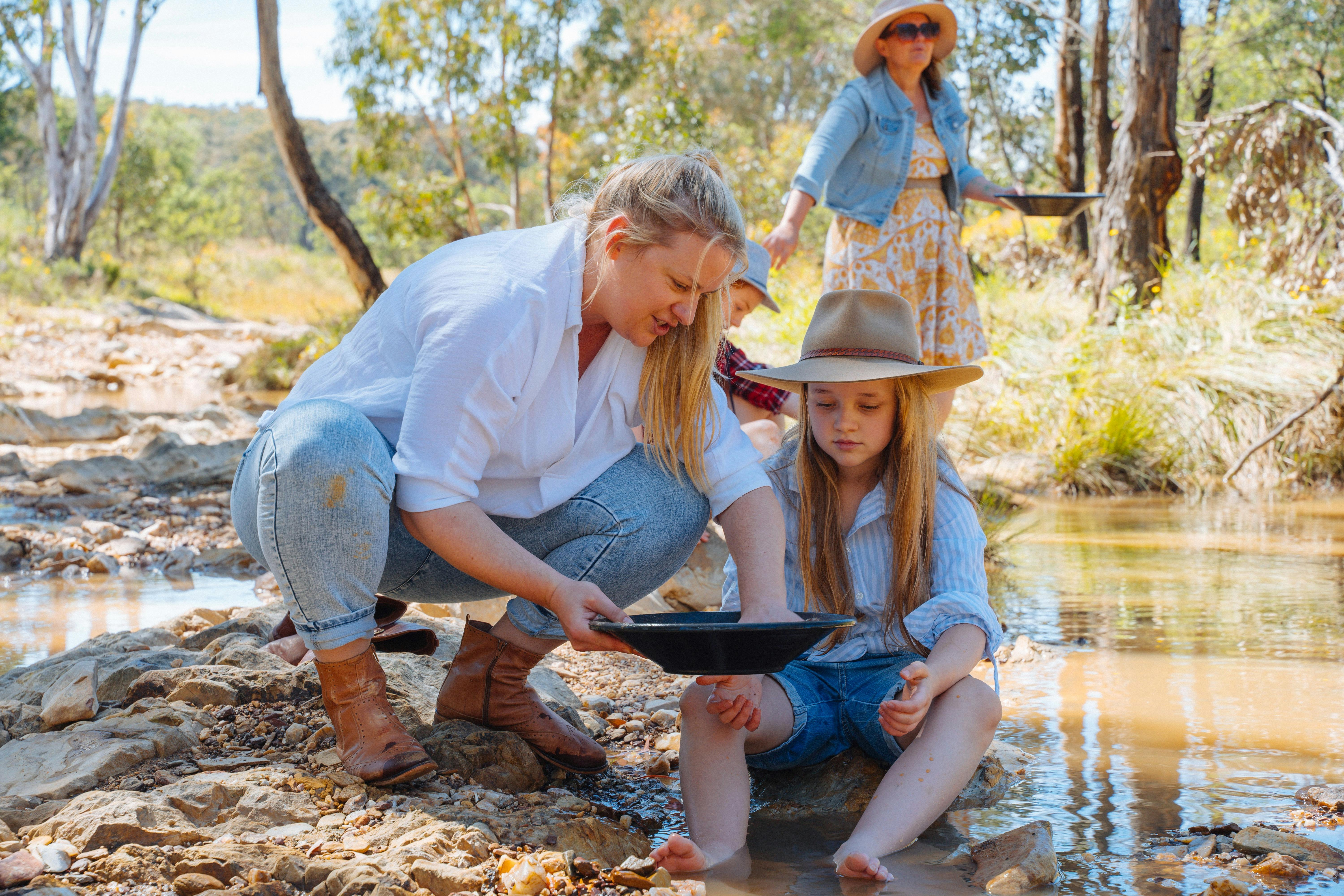 Mother and daughter fossicking for gold on the Tambaroora commons