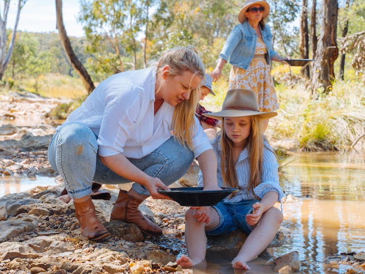 Mother and daughter fossicking for gold on the Tambaroora commons