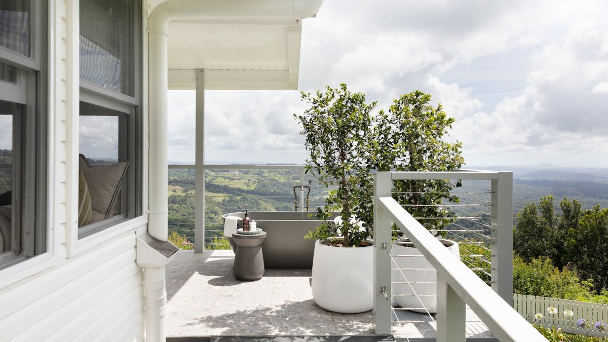A bath to literally soak up those amazing views!