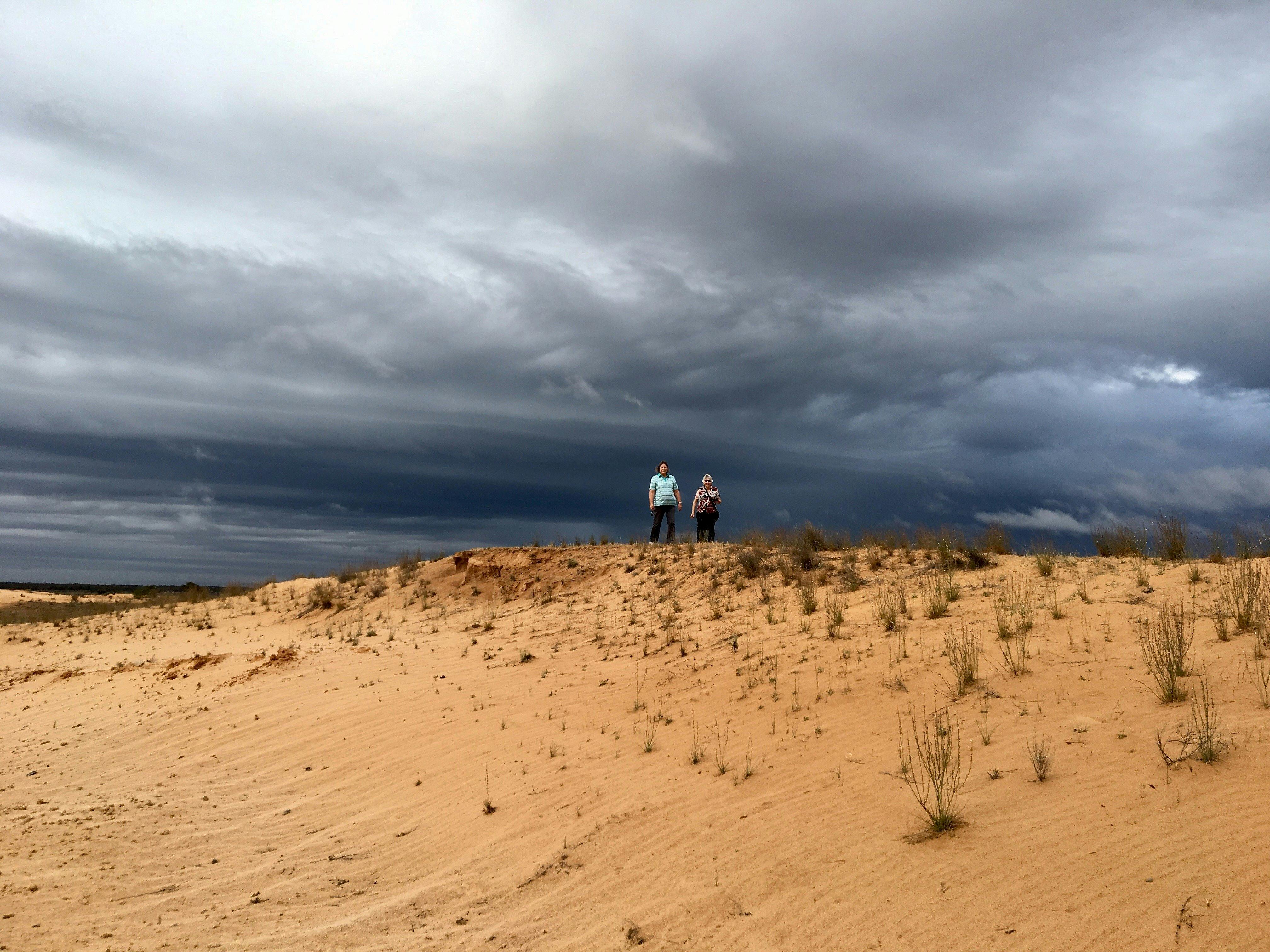 砂丘を散歩し、広大な風景の景色をお楽しみください。