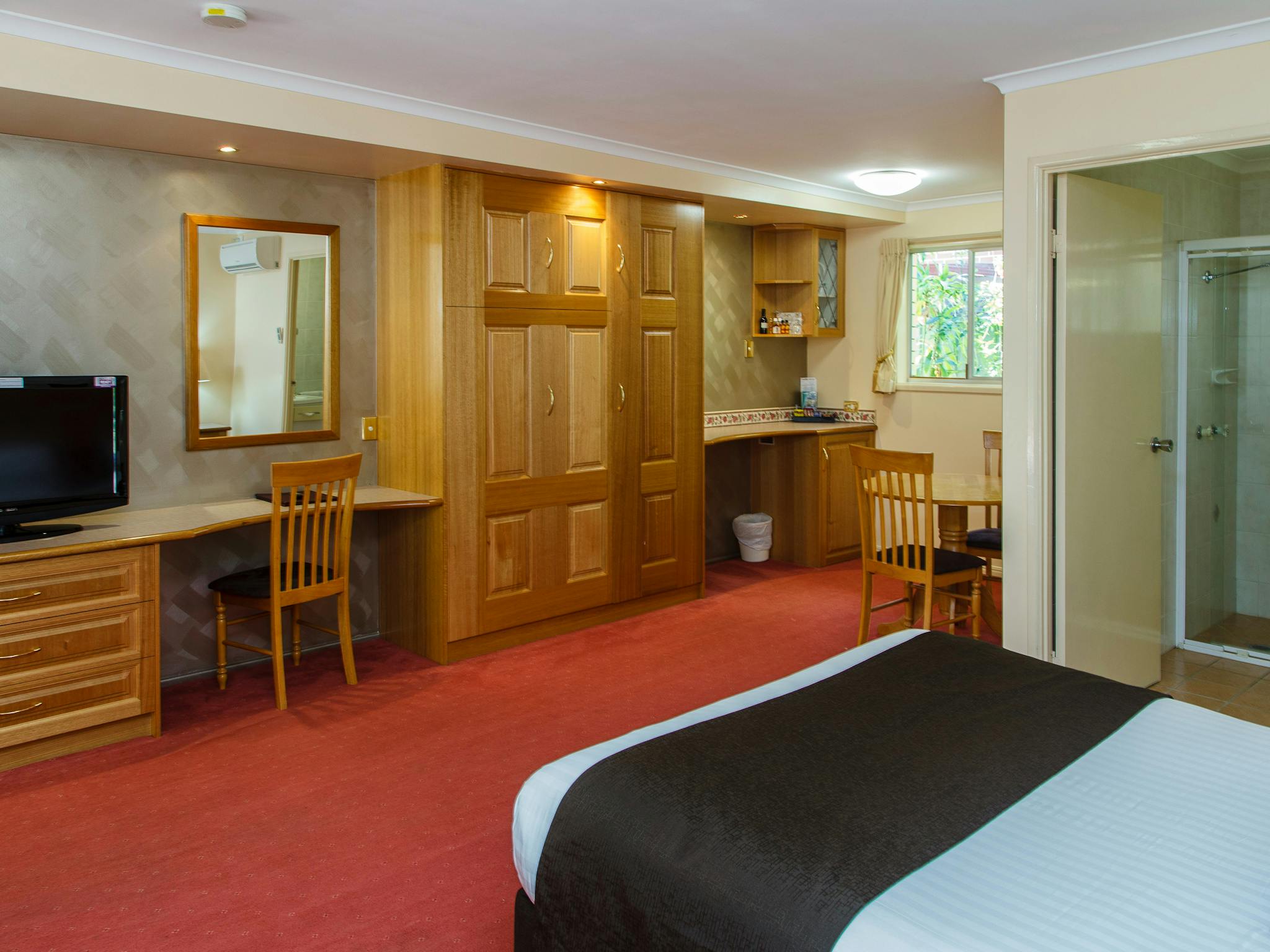 Deluxe Room Bed and TV Deluxe Room Bed and TV