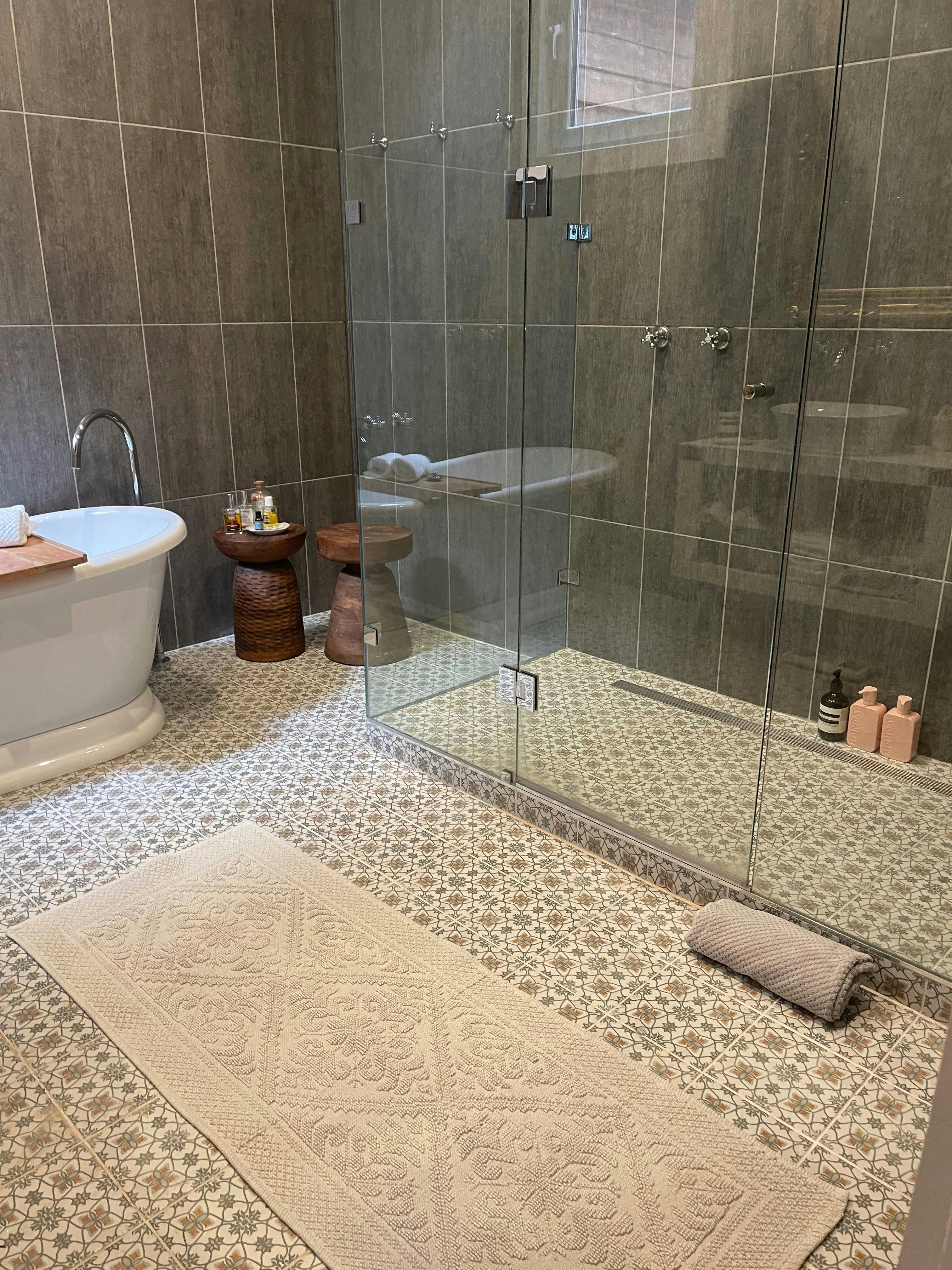 MAIN BATHROOM