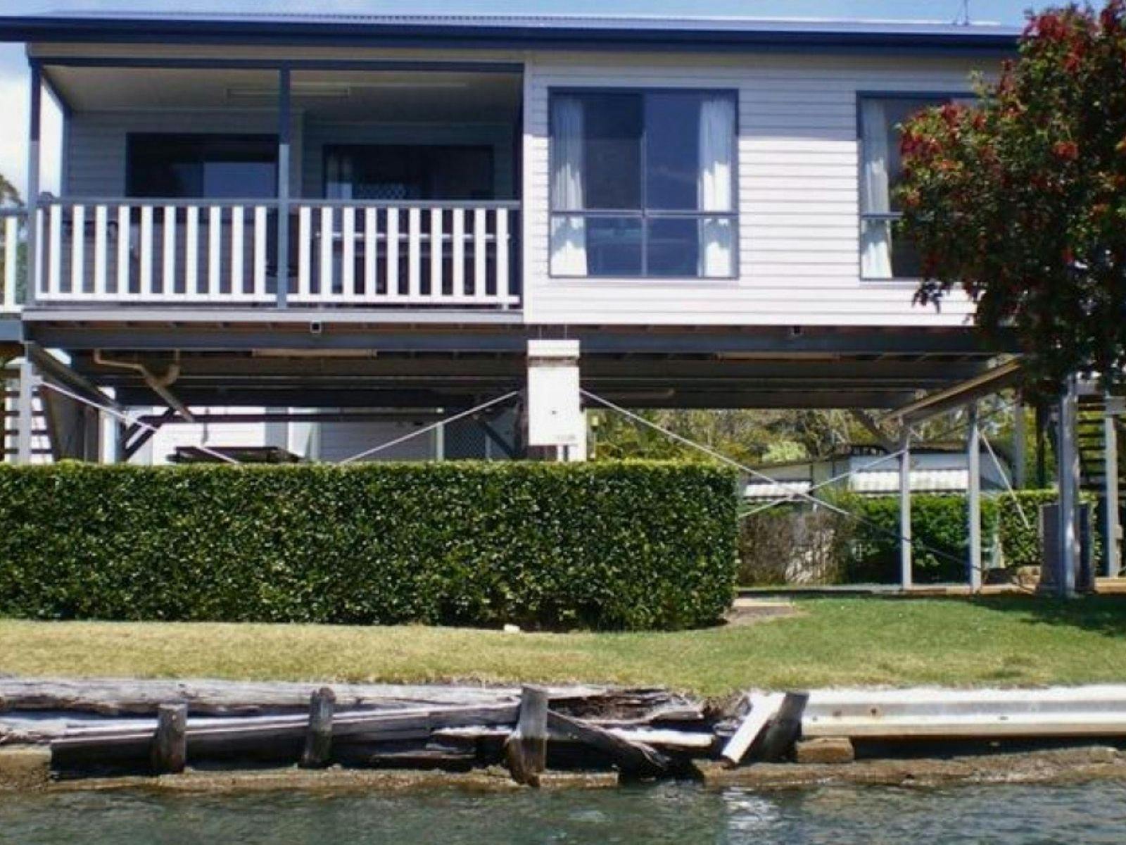 Deluxe Waterfront Spa Villa (2BR 5pax)