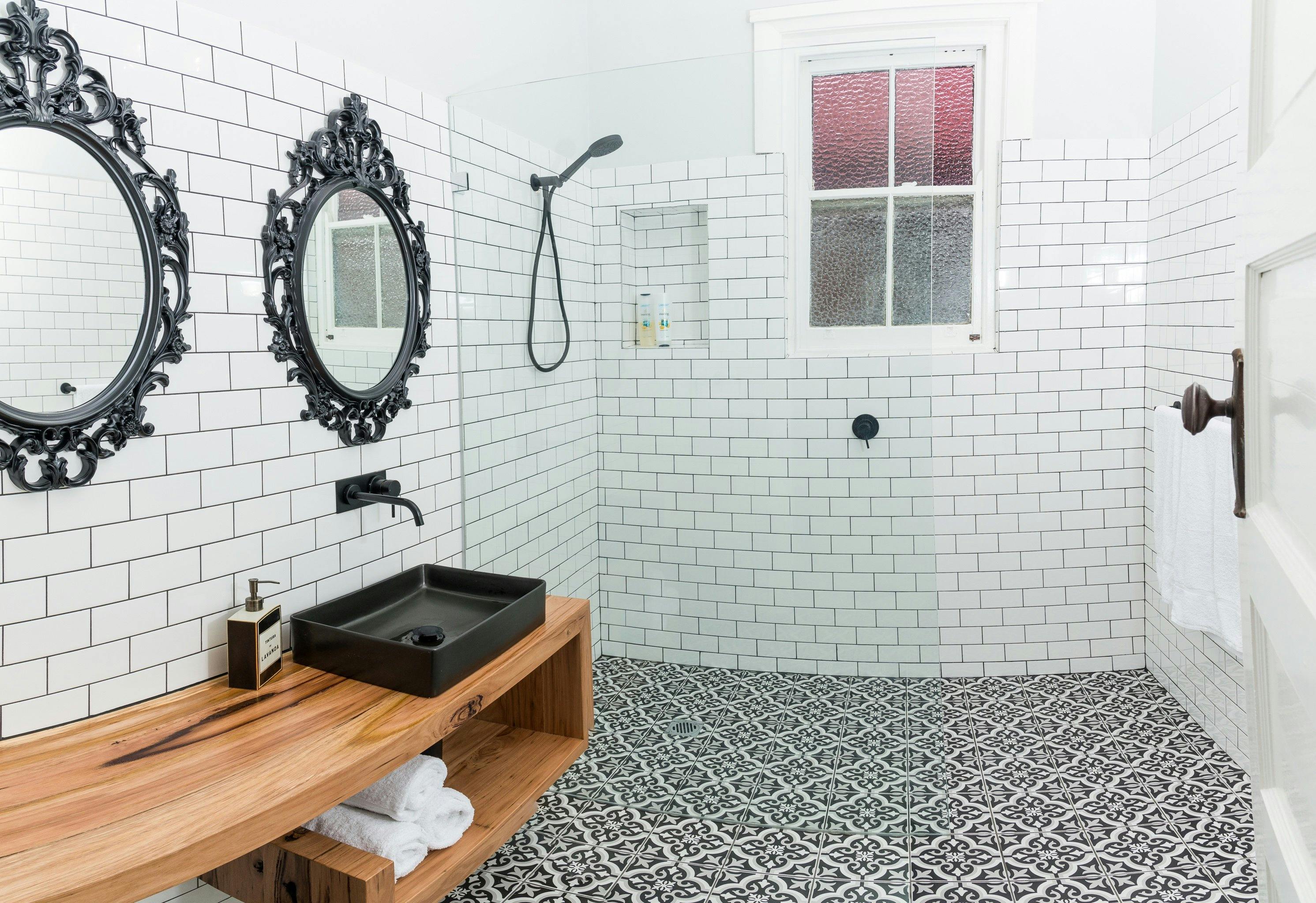 Kirsten Accommodation Parkes Deluxe cottage beautiful bathroom