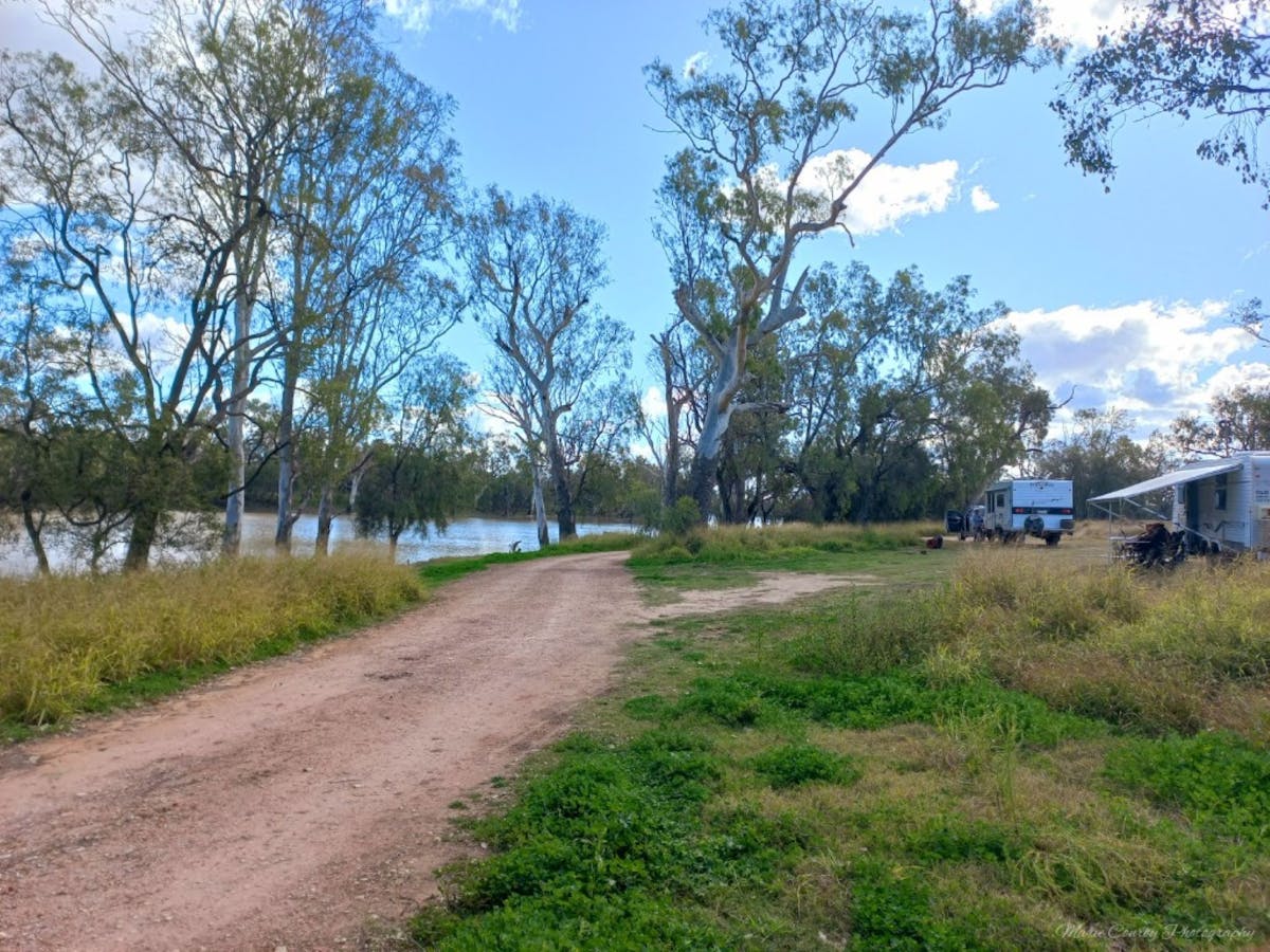 Dirt road at Rainbow Reserve Dirt road at Rainbow Reserve