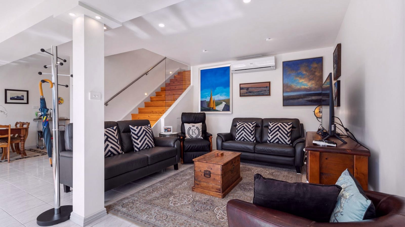 Comfy lounge with Smart TV and DVD