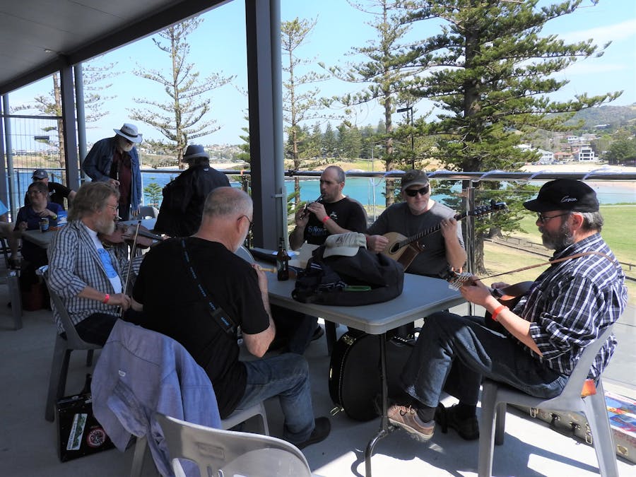 KIAMA FOLK by the SEA