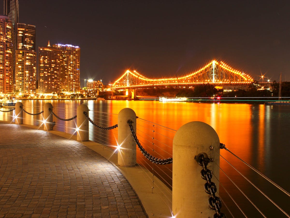 Brisbane Stone Bridge at night