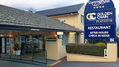 Entrance Country Plaza Motel Queanbeyan