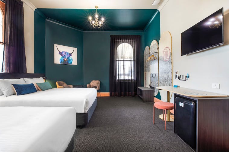 Studio Twin Queen shared bathroom facilities