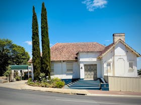 Historic 1938 Art Deco accommodation centrally located in the heart of Naracoorte town.