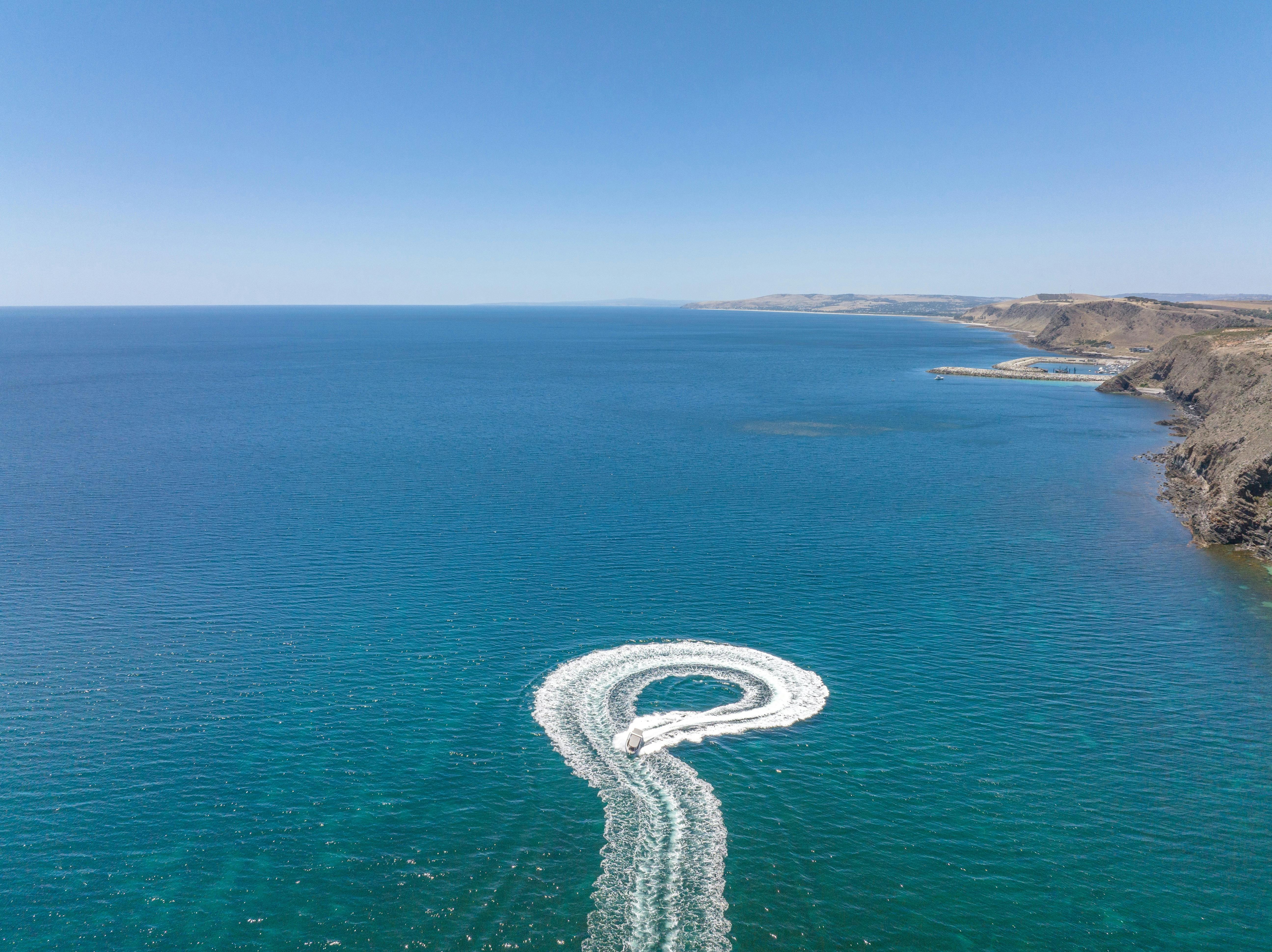 Boat doing a figure 8, birds eye view