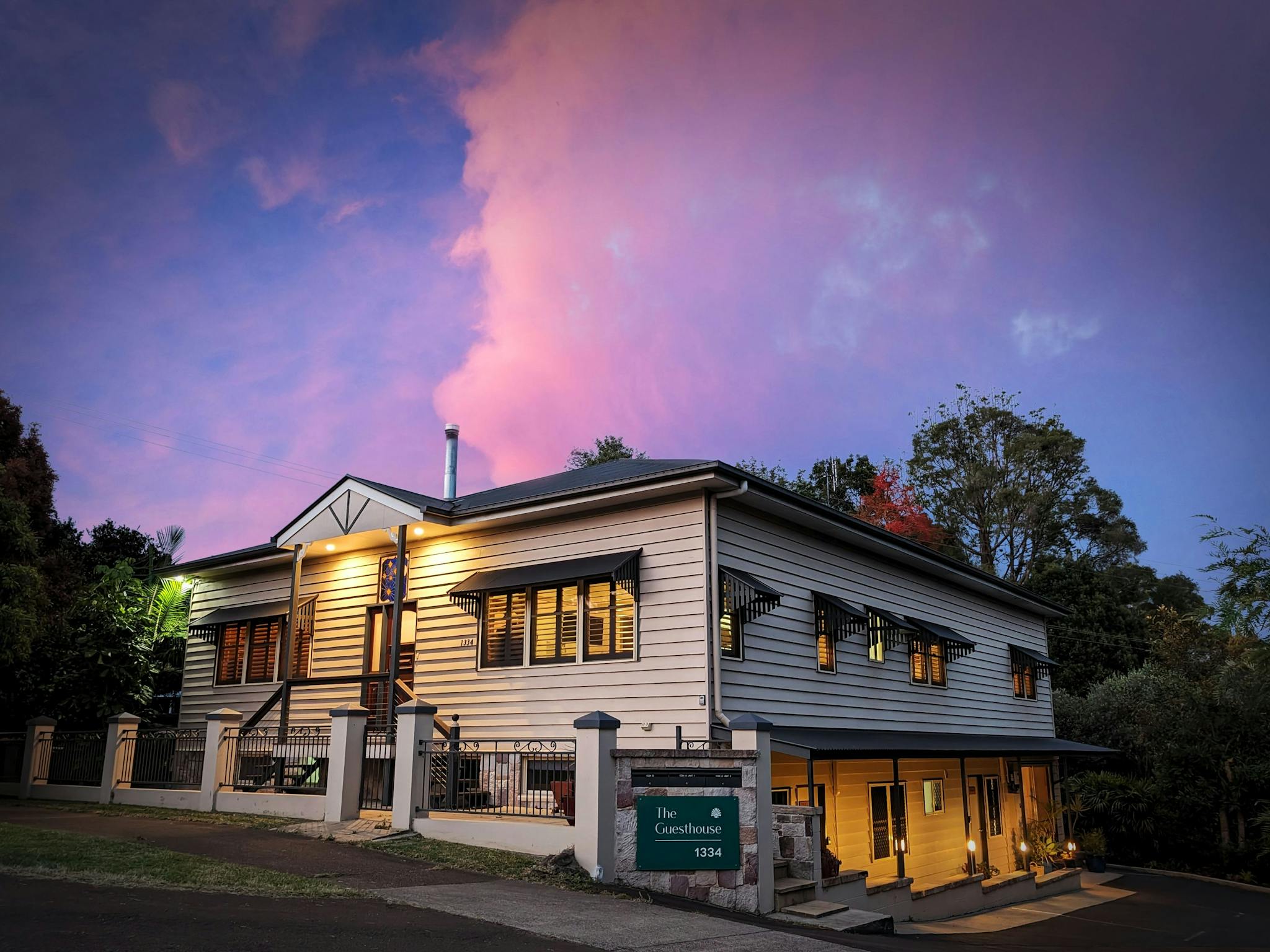Easy walking distance to shops and cafes Easy walking distance to shops and cafes