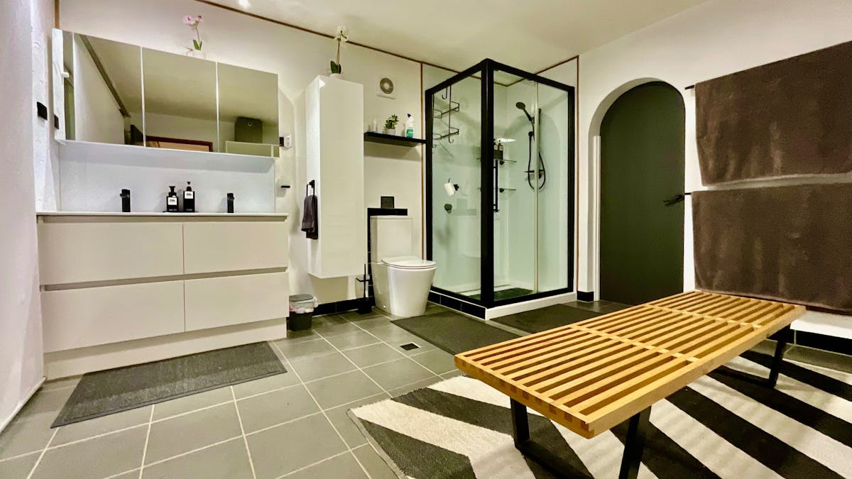 Ensuite adjoining master bedroom