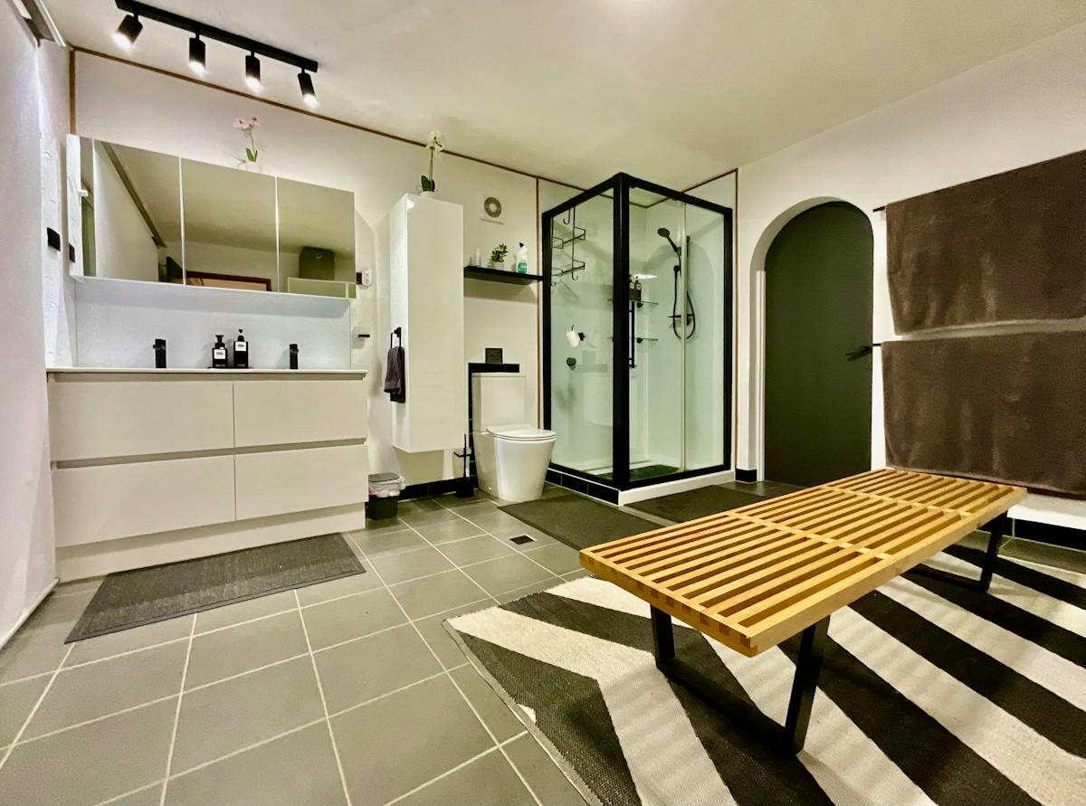 Ensuite adjoining master bedroom