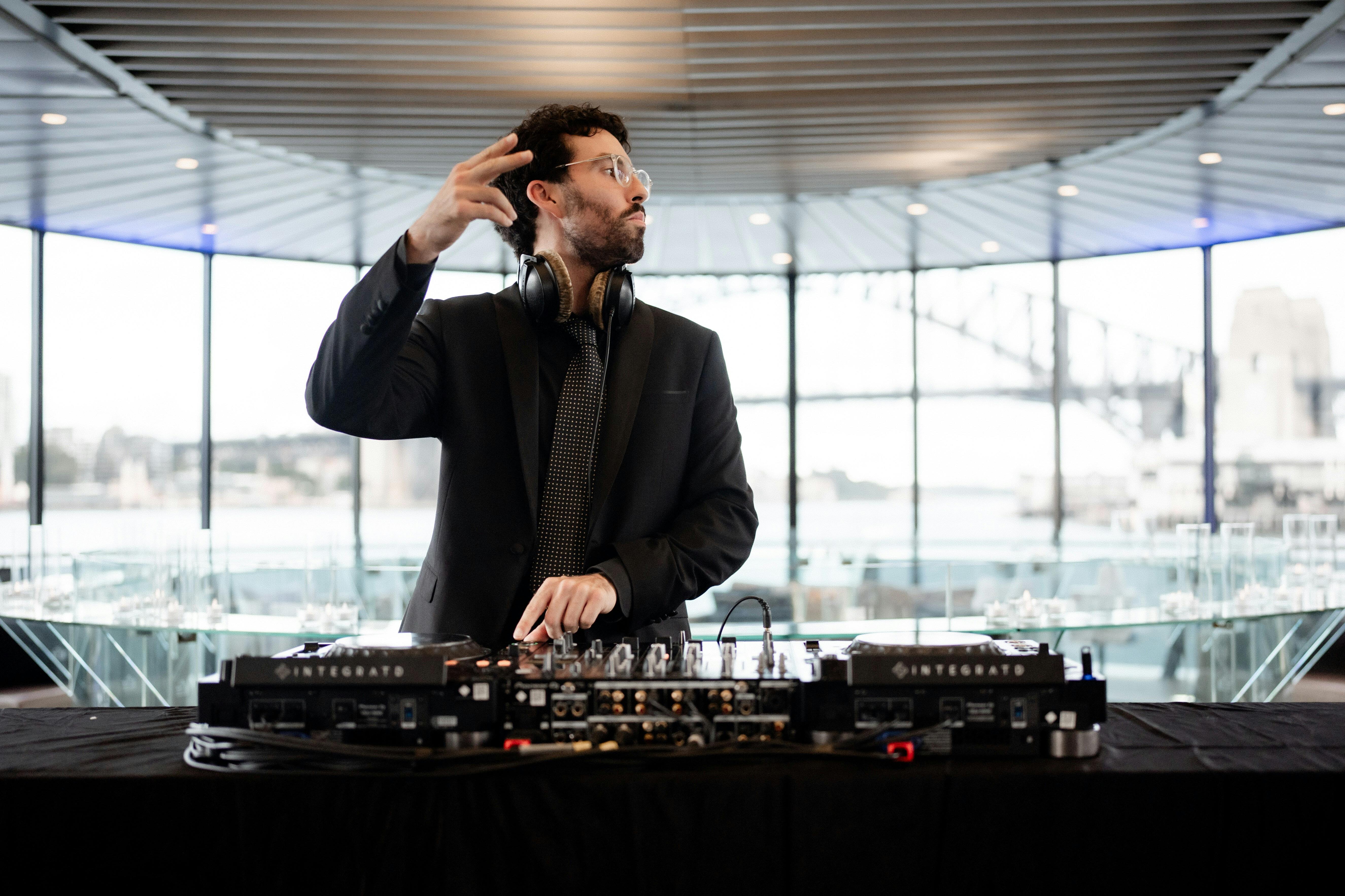 DJ