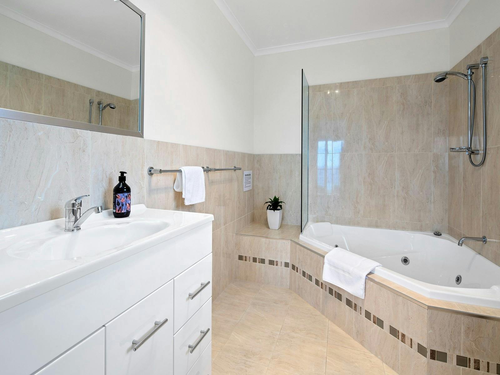 Bicheno Spa Villa