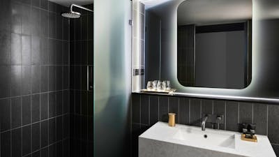 Midnight Classic Bathroom - Midnight Hotel