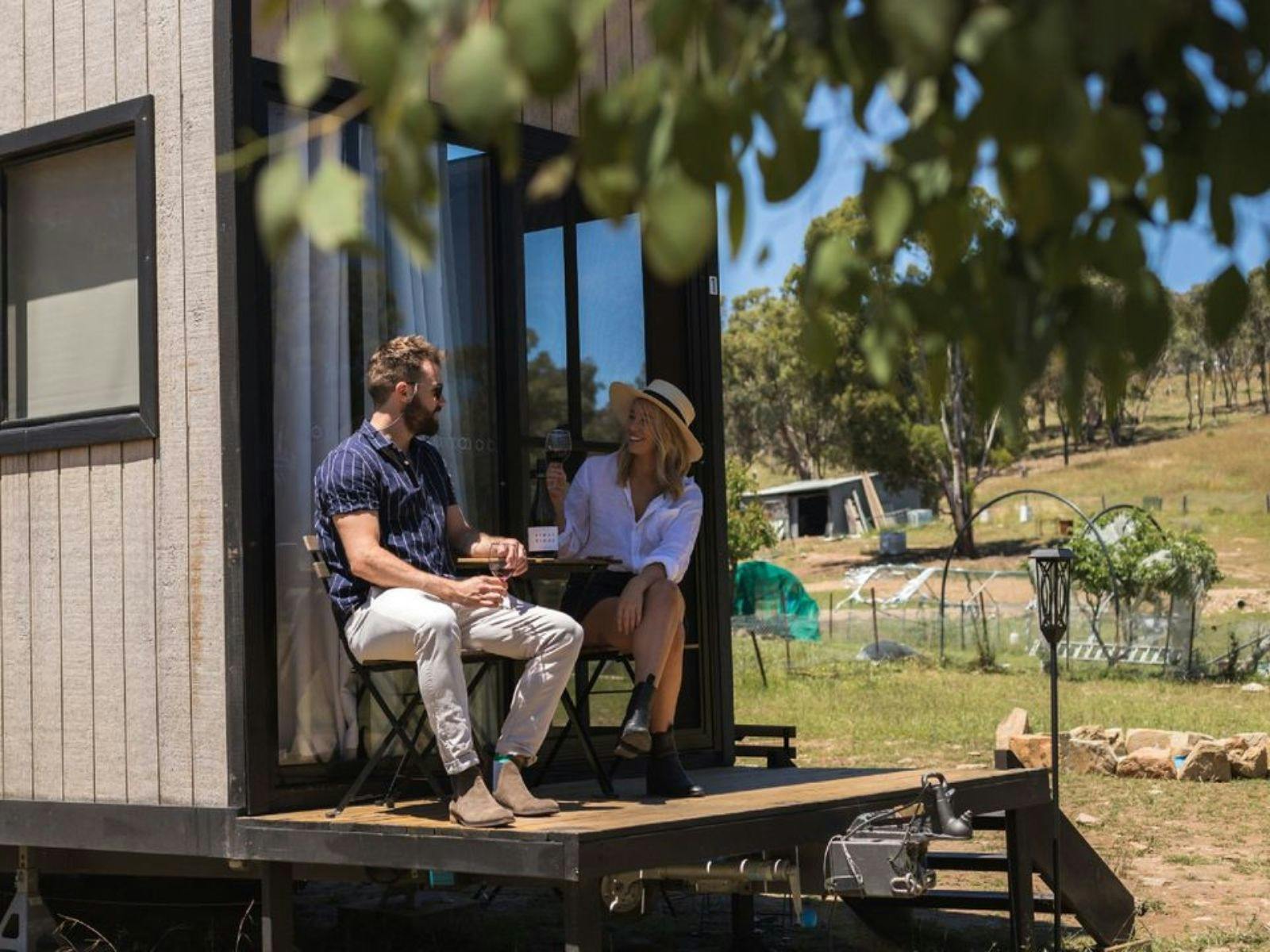 갑판에 있는 꿈의 알파카 농장 커플