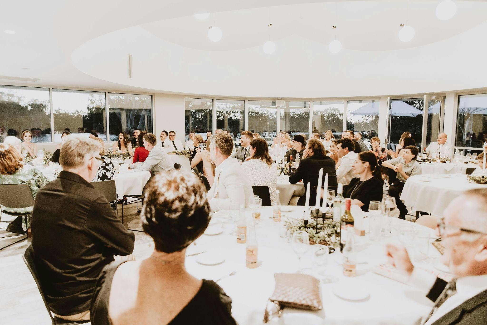 着席したゲスト