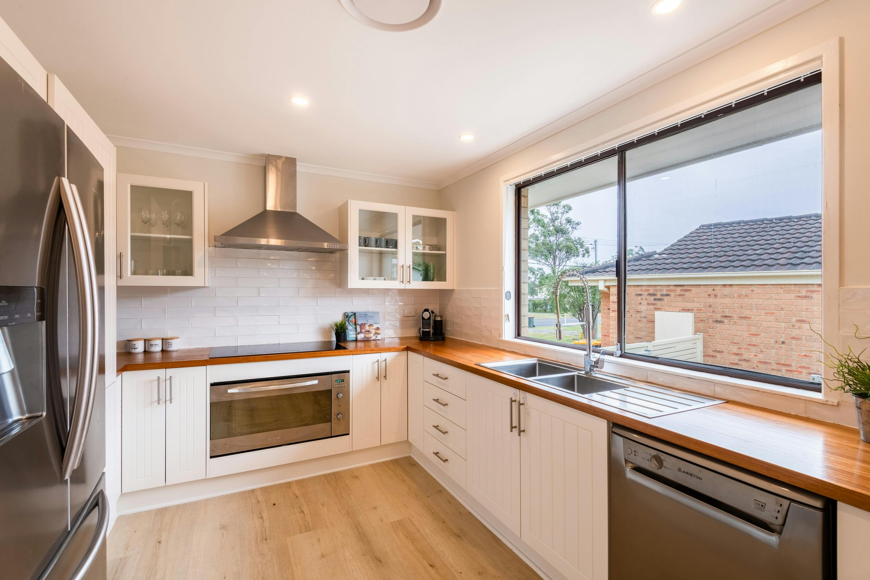 設備齊全的現代廚房