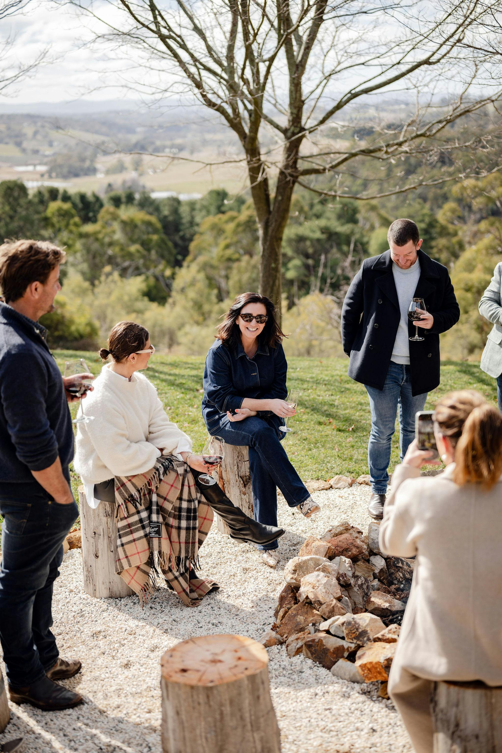 Gruppenfoto beim Picknick am Lagerfeuer