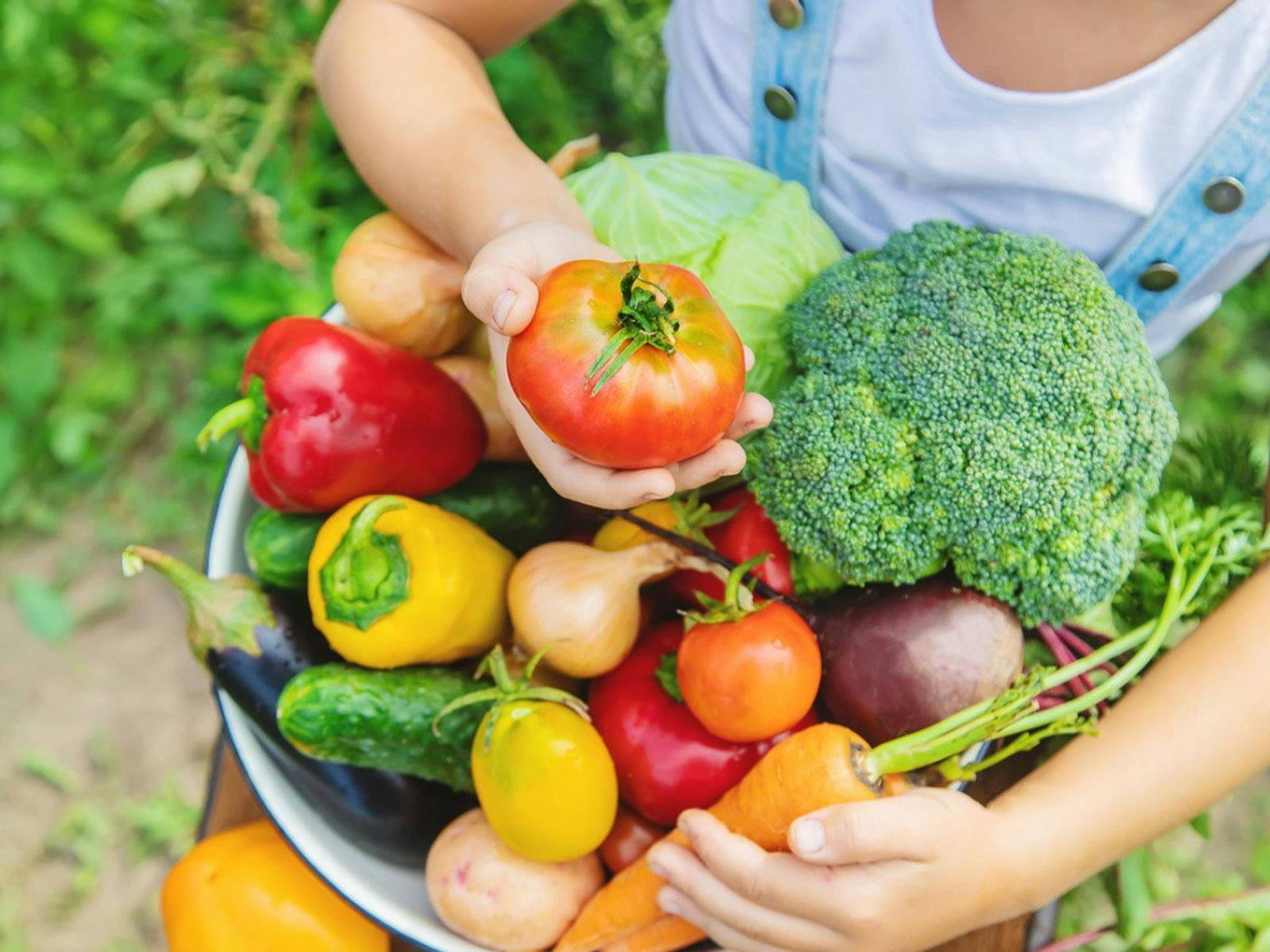 Image of a bowl of fresh vegetables for sale