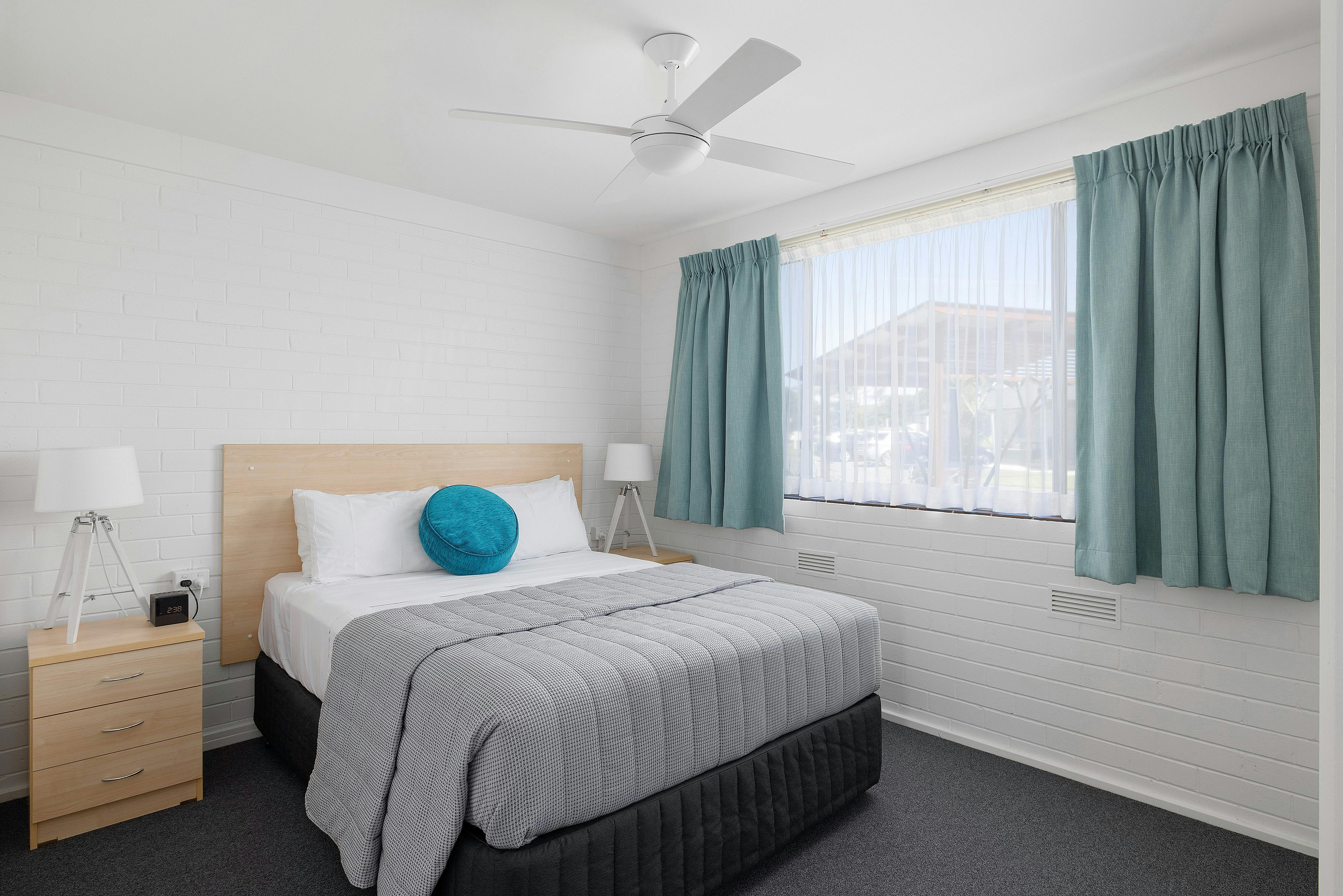 プラッシュ トッパー クイーン ベッド