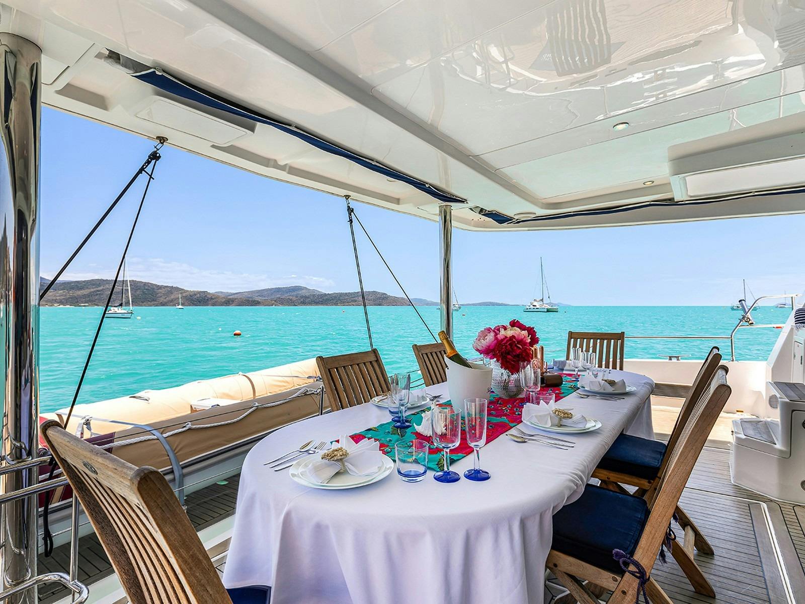 Leopard 58 - Aft deck dining