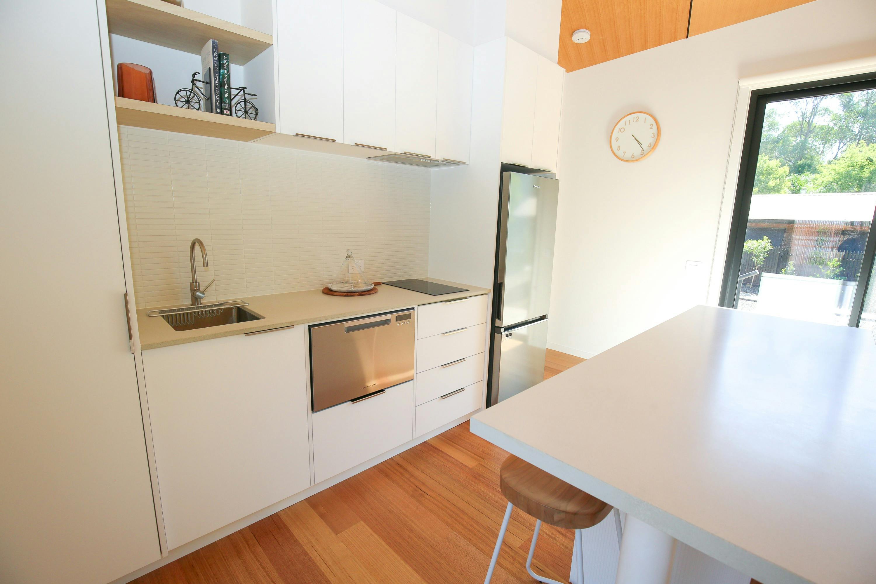 Kitchen with stovetop, refrigerator and sink at Olive Retreat