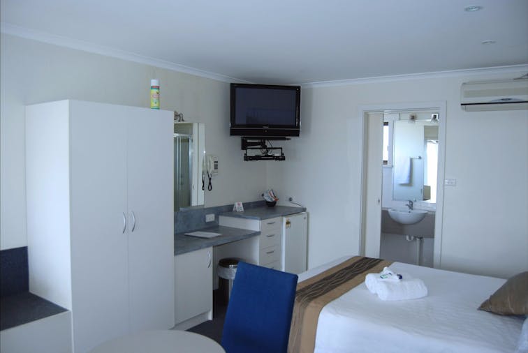 DELUXE QUEEN ROOM 13