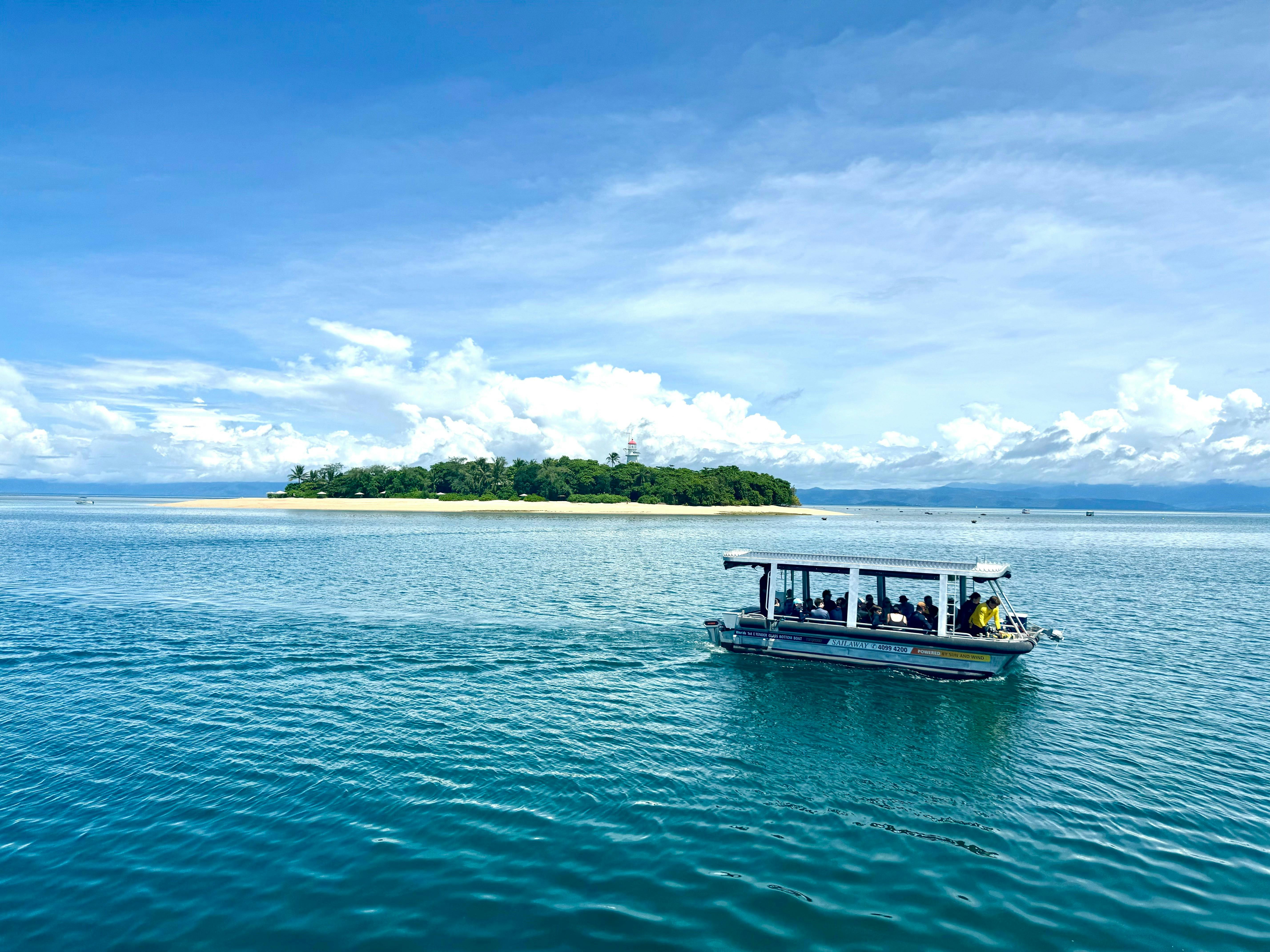 EV Discovery - Low Isles transferring guests to the cay