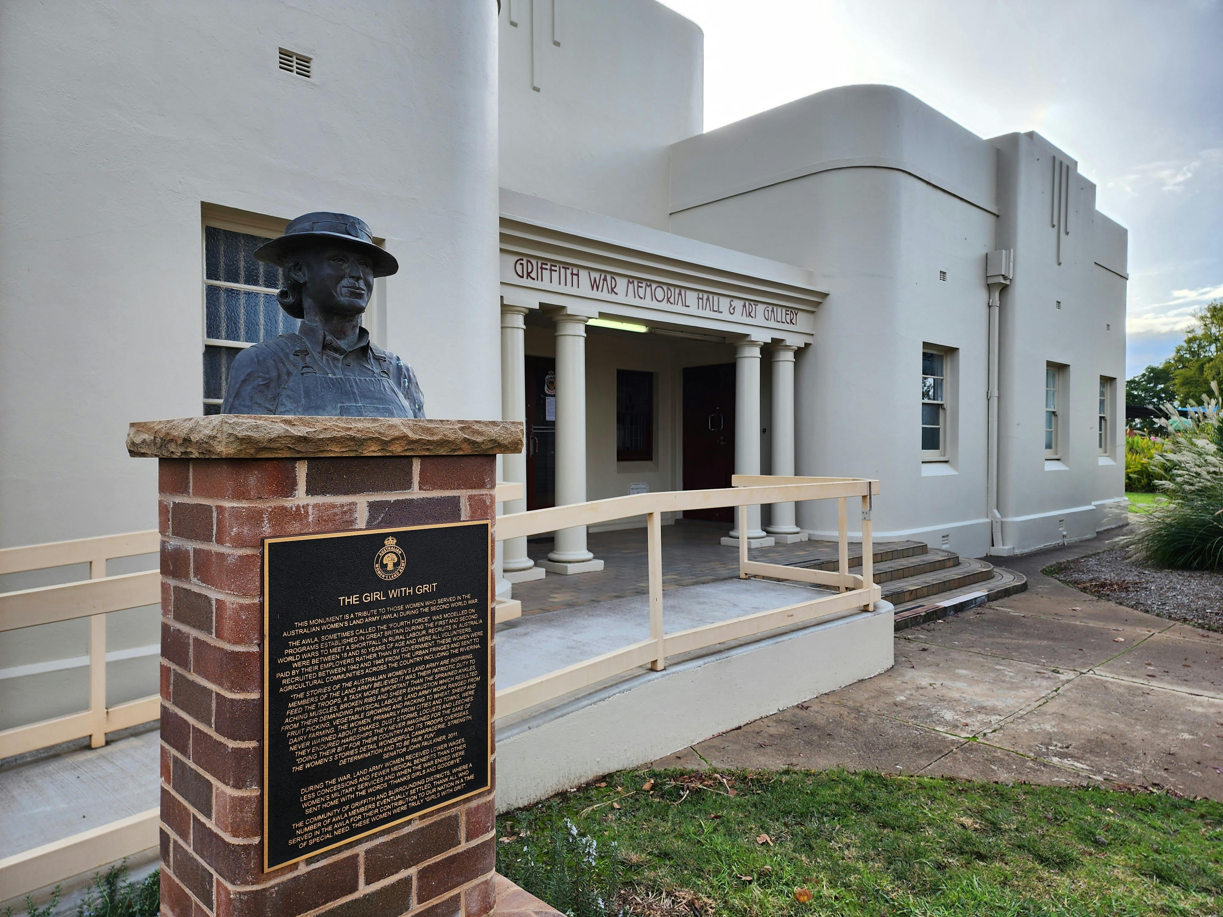 그릿 동상을 가진 소녀