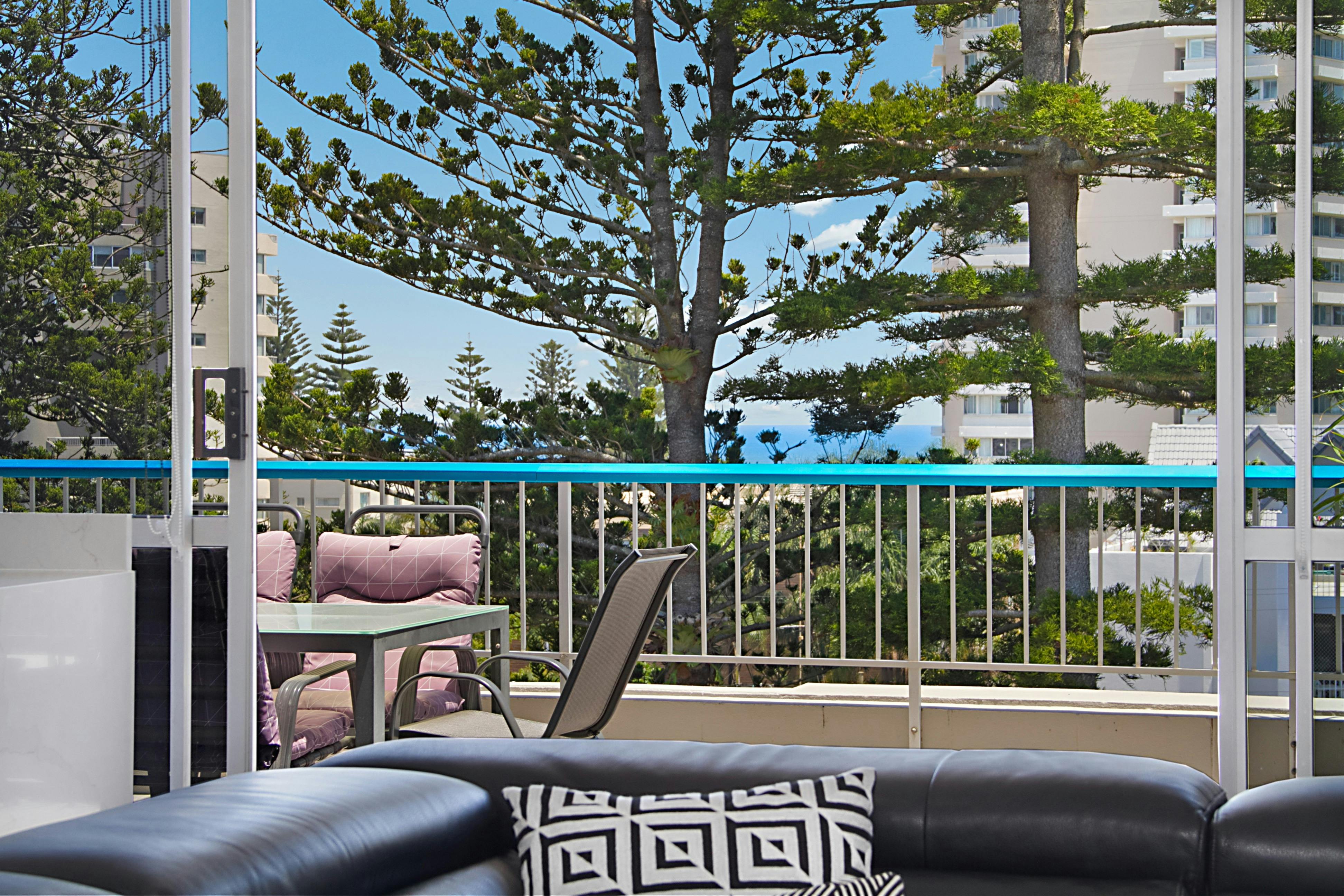 레인보우 베이가 내려다보이는 발코니