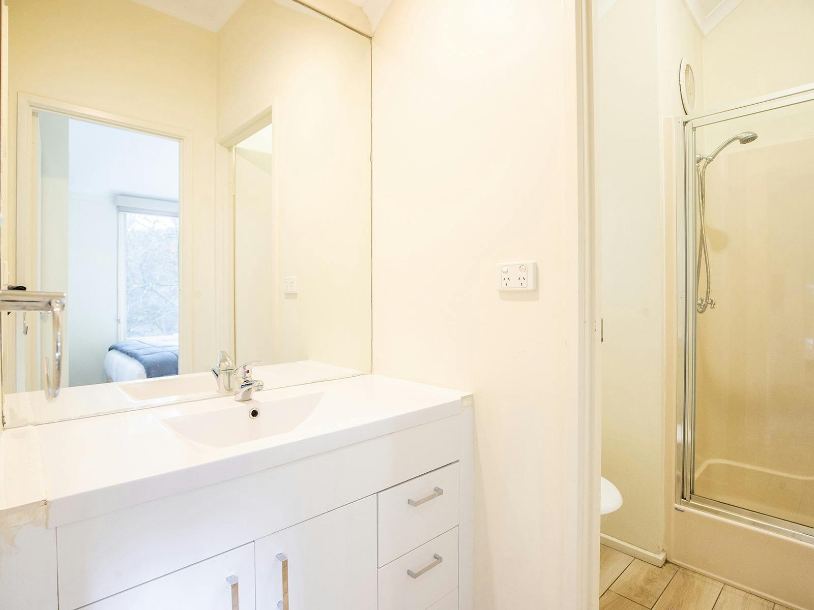 River Cabin - Bathroom