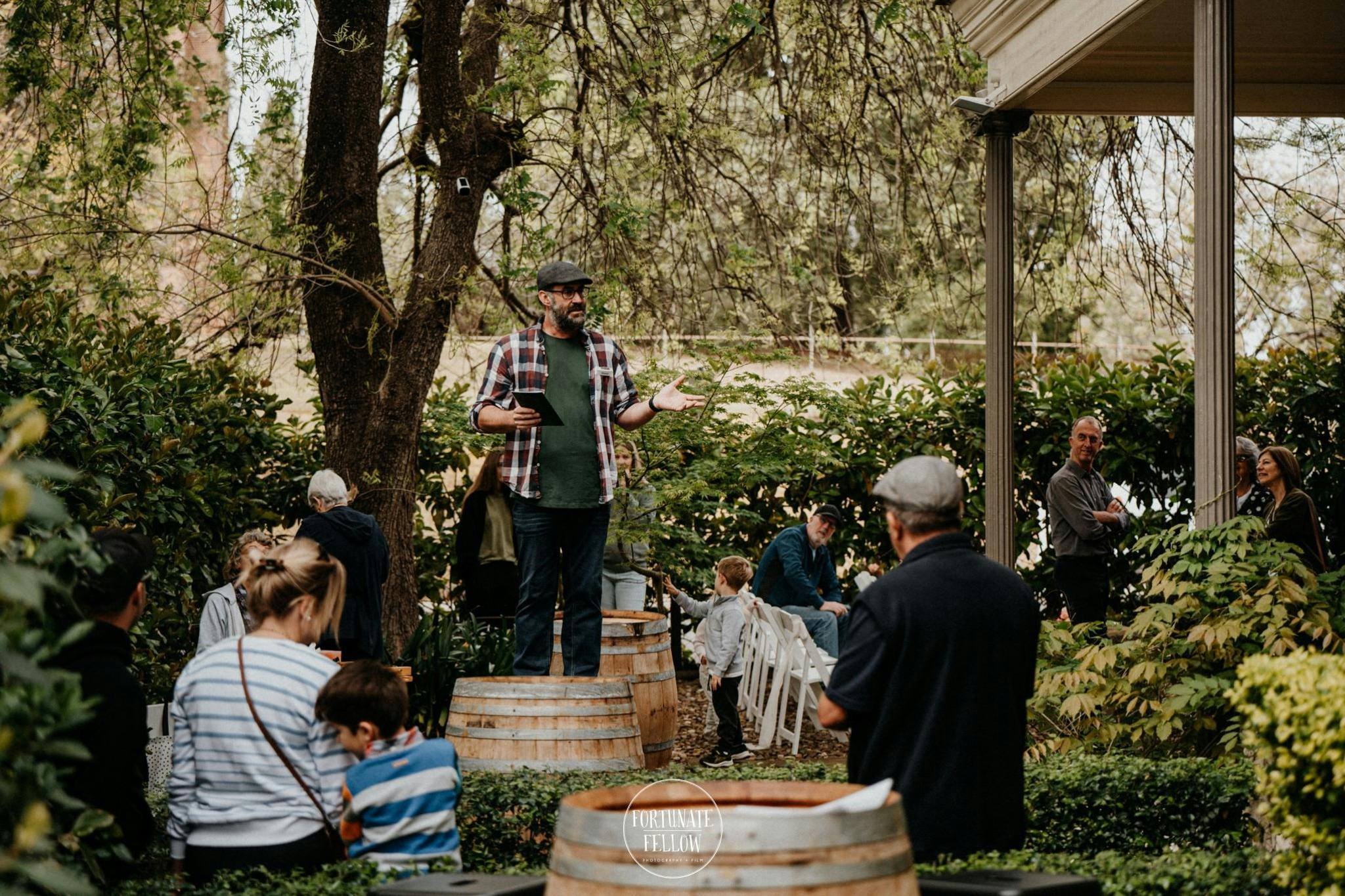 Reiseleiter im Gespräch mit der Gruppe